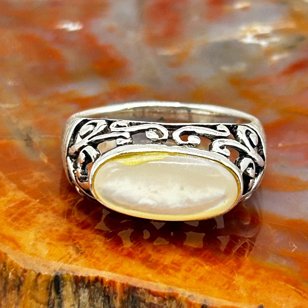 Sterling Silver Mother of Pearl Shell Ring - Size 9